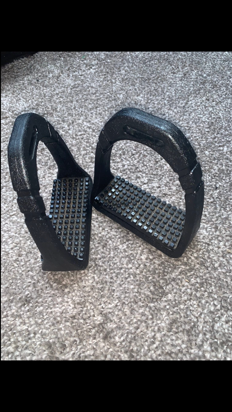 ⚫ Preloved Kids Stirrups – Size Medium ⚫