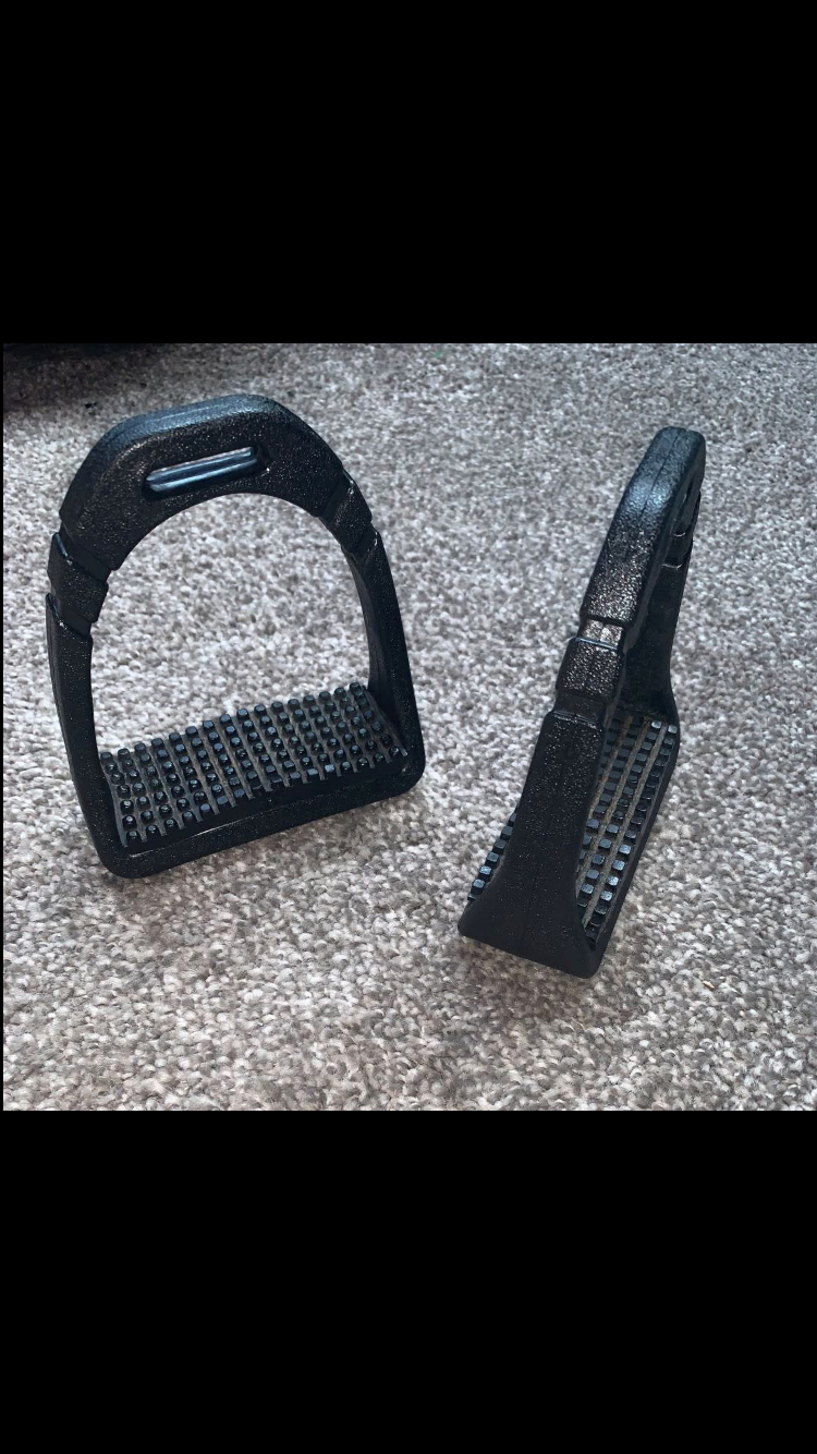 ⚫ Preloved Kids Stirrups – Size Medium ⚫