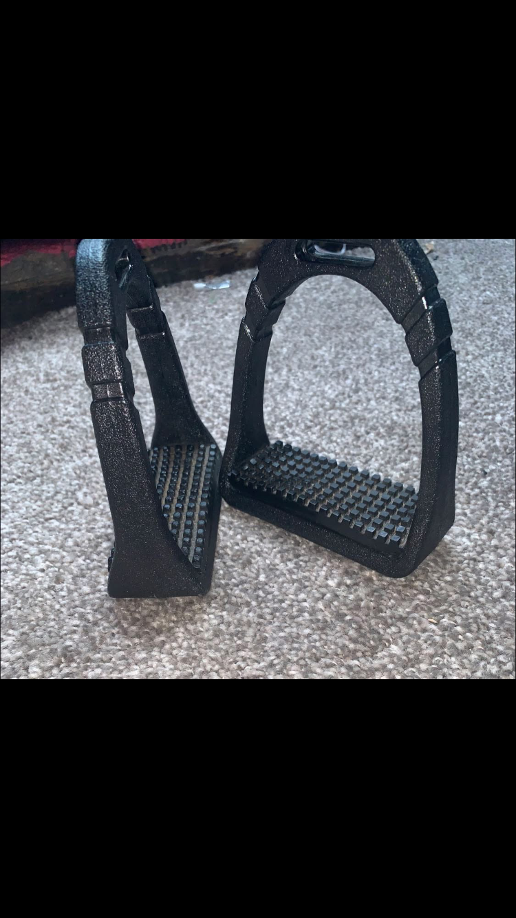 ⚫ Preloved Kids Stirrups – Size Medium ⚫